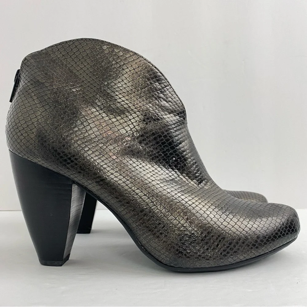 Born Crown size 8.5 Women’s Woodlynne Metallic Black Leather Ankle Boots Booties